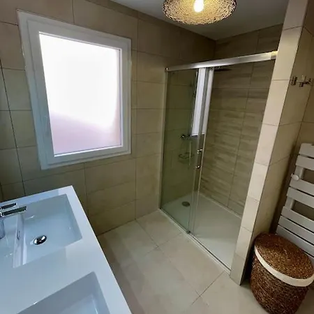 Paillote Perchee A 180 ° Sur La