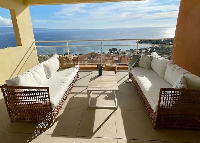 Paillote Perchee A 180 ° Sur La