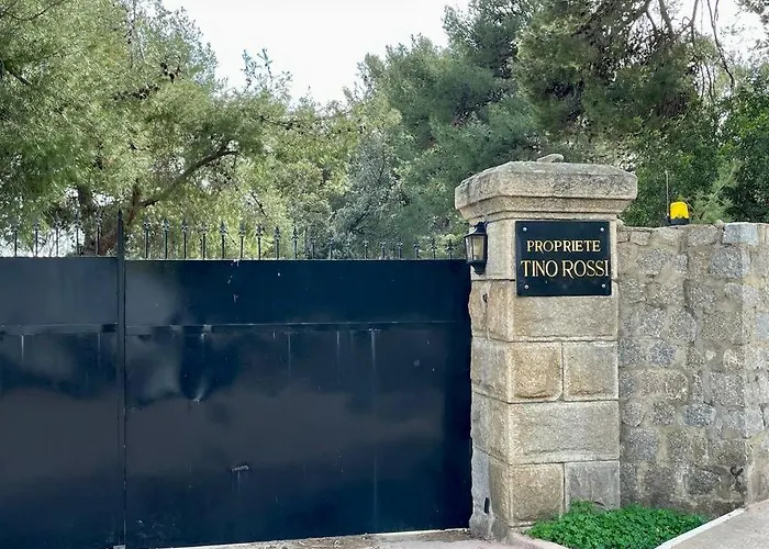 Paillote Perchee A 180 ° Sur La Ajaccio (Corsica)